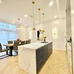 Buda Hill Charm - 3 Bdrm- Self Chkn Budapest