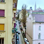 Buda Hill Charm - 3 Bdrm- Self Chkn Apartment Budapest