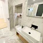 Buda Hill Charm - 3 Bdrm- Self Chkn *