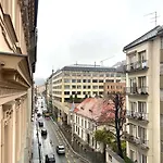 Buda Hill Charm - 3 Bdrm- Self Chkn Budapest