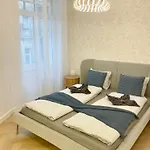 Apartment Buda Hill Charm - 3 Bdrm- Self Chkn *