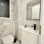 Buda Hill Charm - 3 Bdrm- Self Chkn Budapest
