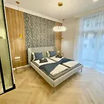 Buda Hill Charm - 3 Bdrm- Self Chkn Apartment