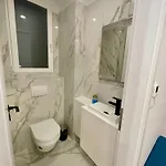 Buda Hill Charm - 3 Bdrm- Self Chkn Budapest