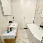 Buda Hill Charm - 3 Bdrm- Self Chkn