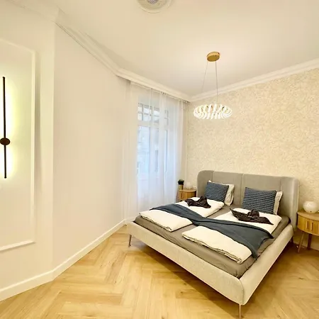 Buda Hill Charm - 3 Bdrm- Self Chkn *