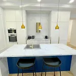 Buda Hill Charm - 3 Bdrm- Self Chkn Budapest