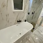 Buda Hill Charm - 3 Bdrm- Self Chkn * Budapest