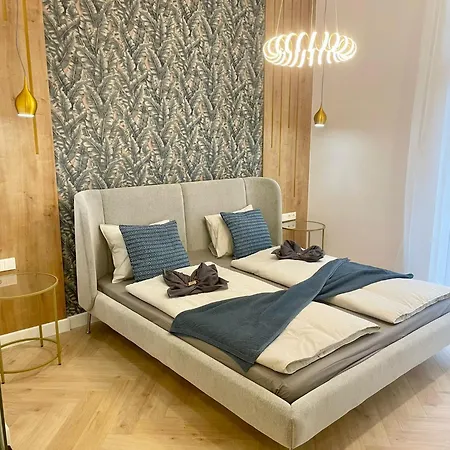 Buda Hill Charm - 3 Bdrm- Self Chkn Appartement