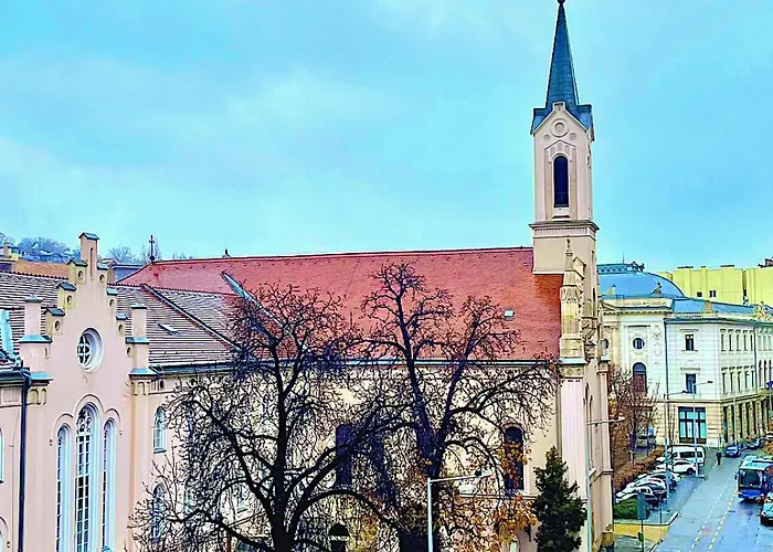 Daire Buda Hill Charm - 3 Bedrooms - Self Check-in