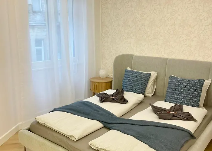 Daire Buda Hill Charm - 3 Bedrooms - Self Check-in *