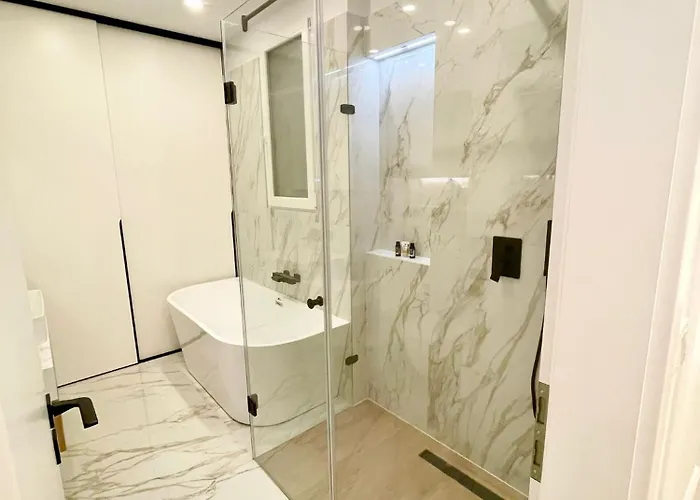 Daire Buda Hill Charm - 3 Bedrooms - Self Check-in Budapeşte