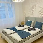 Buda Hill Charm - 3 Bdrm- Self Chkn *
