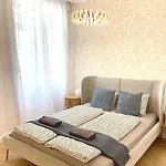 Buda Hill Charm - 3 Bdrm- Self Chkn