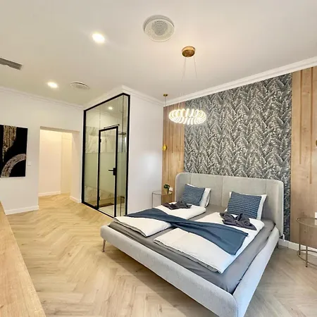 Buda Hill Charm - 3 Bdrm- Self Chkn