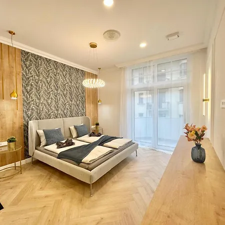 Buda Hill Charm I 3br I Self Chkn Апартаменты *