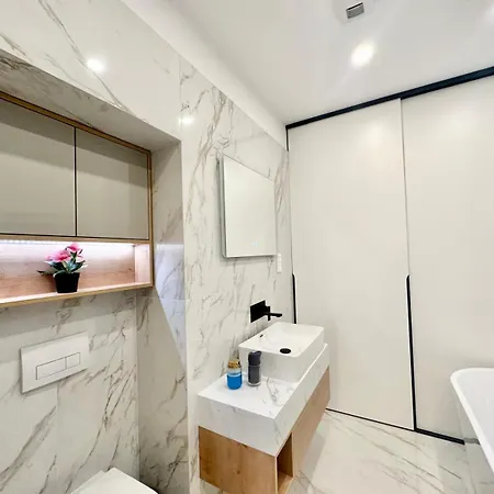Buda Hill Charm - 3 Bdrm- Self Chkn Budapest