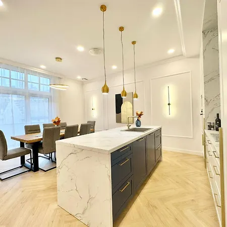 Buda Hill Charm - 3 Bdrm- Self Chkn Budapest