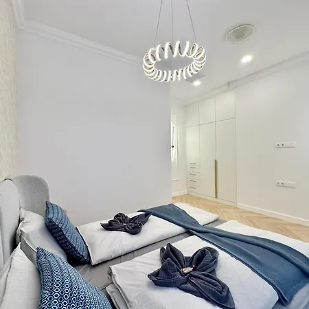 Buda Hill Charm - 3 Bdrm- Self Chkn