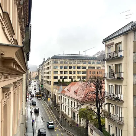 Buda Hill Charm - 3 Bdrm- Self Chkn Budapest