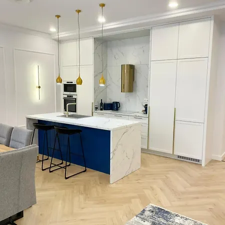 Buda Hill Charm - 3 Bdrm- Self Chkn