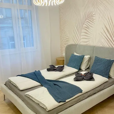 Buda Hill Charm - 3 Bdrm- Self Chkn *