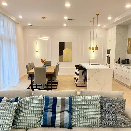 Buda Hill Charm - 3 Bdrm- Self Chkn