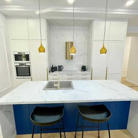 Buda Hill Charm - 3 Bdrm- Self Chkn Budapest