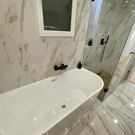 Buda Hill Charm - 3 Bdrm- Self Chkn * Budapest
